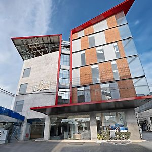 D-Luxe Hotel